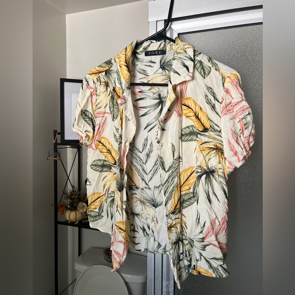 Flowy bohemian blouse. Toned down Hawaiian shirt 🌺🪩✨